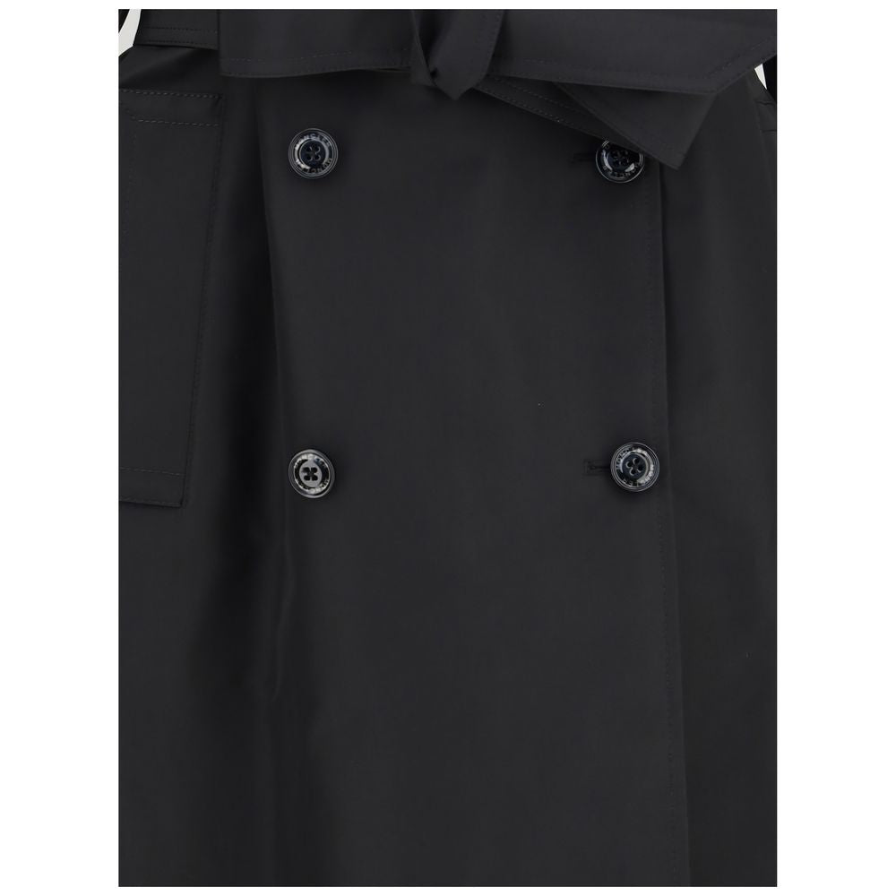 Black Polyester CoatThe Zake Trench coat from the Moncler x EE72 collection by Edward Enninful is crafted from technical 3L Polyester with Nylon laqué sleeve lining, it combines durability with comfort. The design features a button closure, welt pockets,