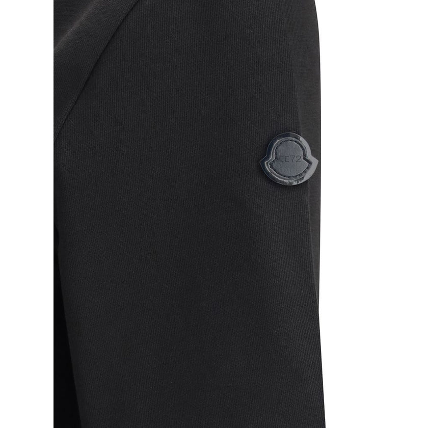 Black Cotton SportswearThe T-shirt by Moncler x EE72 by Edward Enninful is crafted from soft cotton jersey and reflects the iconic style of the collection. The ribbed crew neck and short sleeves provide an essential and versatile fit, while the unmistakab