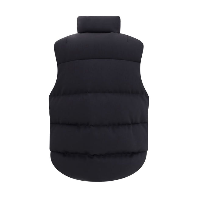 Black Polyamide Sleveless JacketThe Otis Padded Gilet from Moncler x EE72 by Edward Enninful blends style with functionality. Made from stretch cotton-blend technical jersey and nylon with a nylon laqué lining, it offers a lightweight yet durable structur