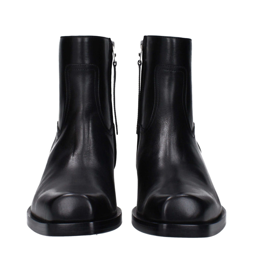 Black Leather Ankle BootsDescription: The product with MPN 10161571A110841B00E and code F82950 leather in black is a ankle boots designed by Versace. It has features like side logo. Additional Info: Style: Casual Closing type: Zip Closure Shoe sole: Leath