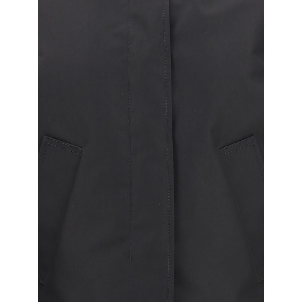 Black Polyester Full-Length JacketThe Krovanh Short Jacket from Moncler x EE72 by Edward Enninful combines technical design and refined elegance. Crafted from 3L technical polyester with a nylon laqué lining, it offers both comfort and durability. The pad