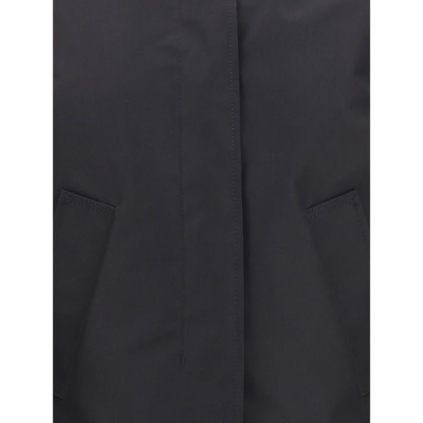 Black Polyester Full-Length JacketThe Krovanh Short Jacket from Moncler x EE72 by Edward Enninful combines technical design and refined elegance. Crafted from 3L technical polyester with a nylon laqué lining, it offers both comfort and durability. The pad