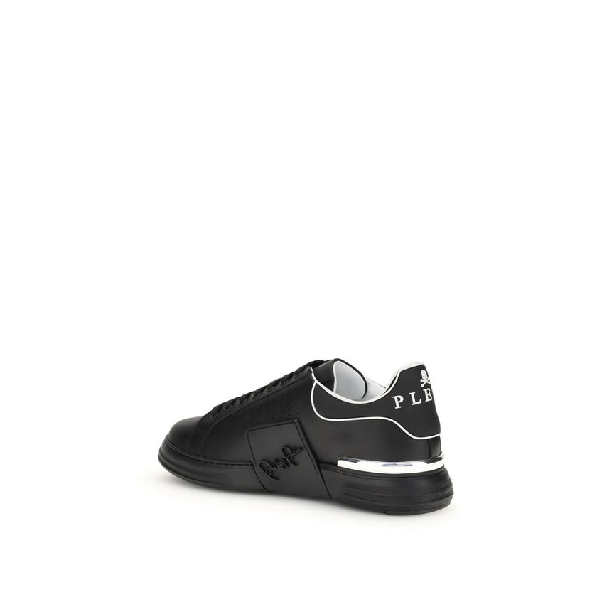 Black Calf Leather Bos Taurus Athletic SneakersLow Top Hexagon Sneakers by Philipp Plein combine urban style and advanced technology in a bold, modern design. Made of nappa leather, they are embellished with a contrasting logo on the collar and the iconic