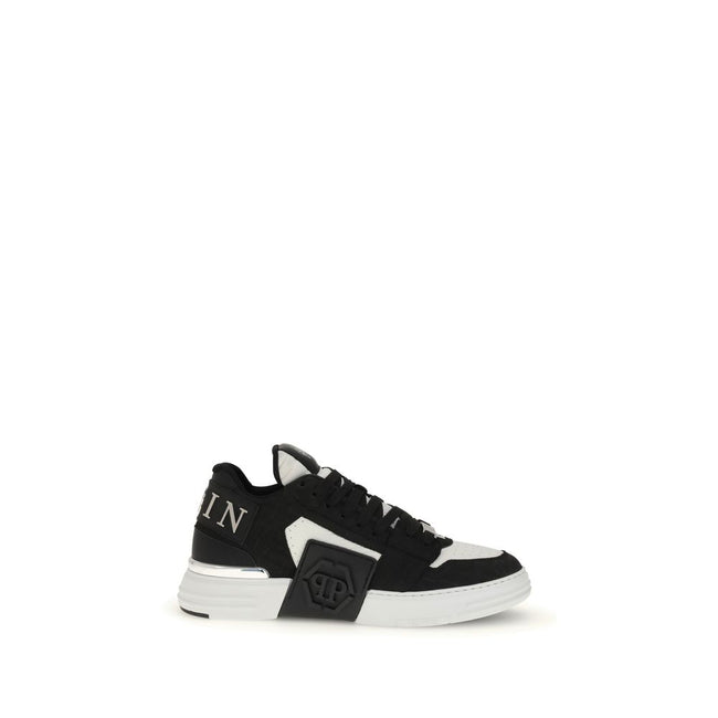 Black Calf Leather Bos Taurus Low Top SneakersPhantom Cocco Sneakers by Philipp Plein combine elegance and originality in a model also designed for moments of relaxation. Made of leather with crocodile-effect print, they are enriched with suede details an