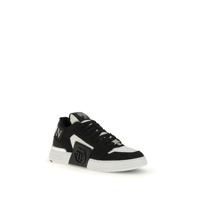 Black Calf Leather Bos Taurus Low Top SneakersPhantom Cocco Sneakers by Philipp Plein combine elegance and originality in a model also designed for moments of relaxation. Made of leather with crocodile-effect print, they are enriched with suede details an