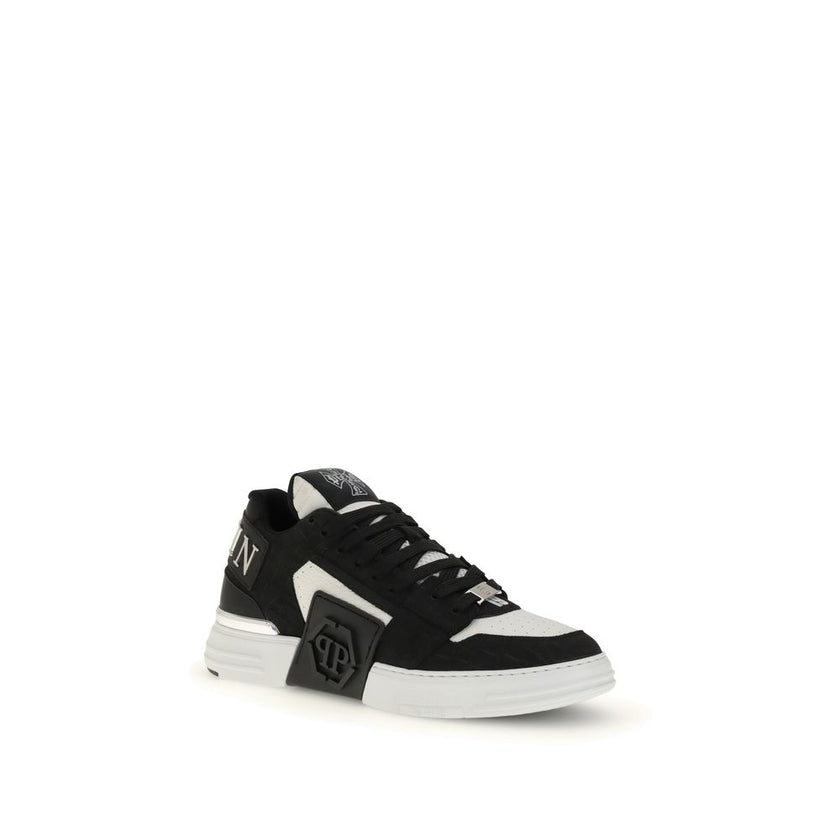 Black Calf Leather Bos Taurus Low Top SneakersPhantom Cocco Sneakers by Philipp Plein combine elegance and originality in a model also designed for moments of relaxation. Made of leather with crocodile-effect print, they are enriched with suede details an