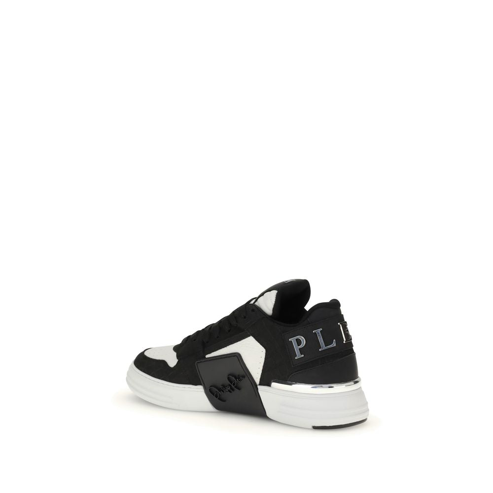 Black Calf Leather Bos Taurus Low Top SneakersPhantom Cocco Sneakers by Philipp Plein combine elegance and originality in a model also designed for moments of relaxation. Made of leather with crocodile-effect print, they are enriched with suede details an