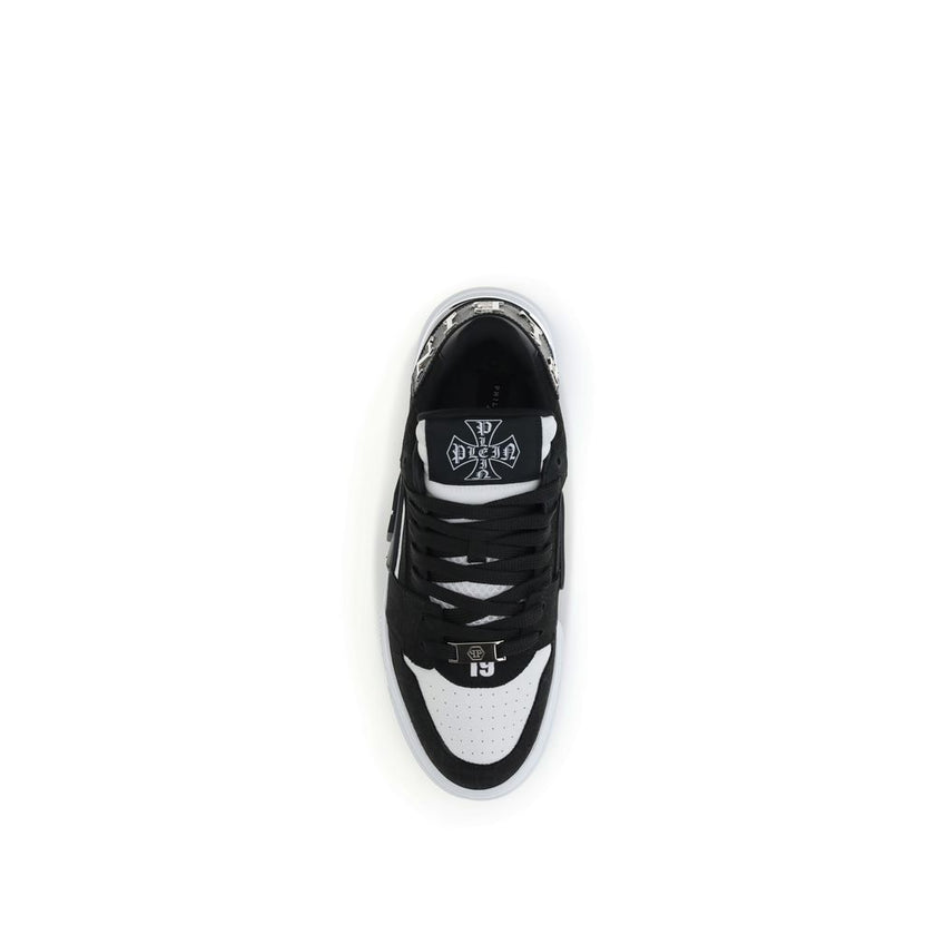 Black Calf Leather Bos Taurus Low Top SneakersPhantom Cocco Sneakers by Philipp Plein combine elegance and originality in a model also designed for moments of relaxation. Made of leather with crocodile-effect print, they are enriched with suede details an