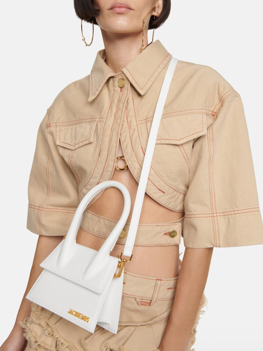 White Le Chiquito Moyen BagJACQUEMUS Gorgeous brand new, 100% Authentic Jacquemus Le Chiquito Moyen White Bag Model: 213BA002-3000-100 Color: White with Gold Hardware – Reinforced handle – Magnetic flap closure – Removable long shoulder strap – Inside poc