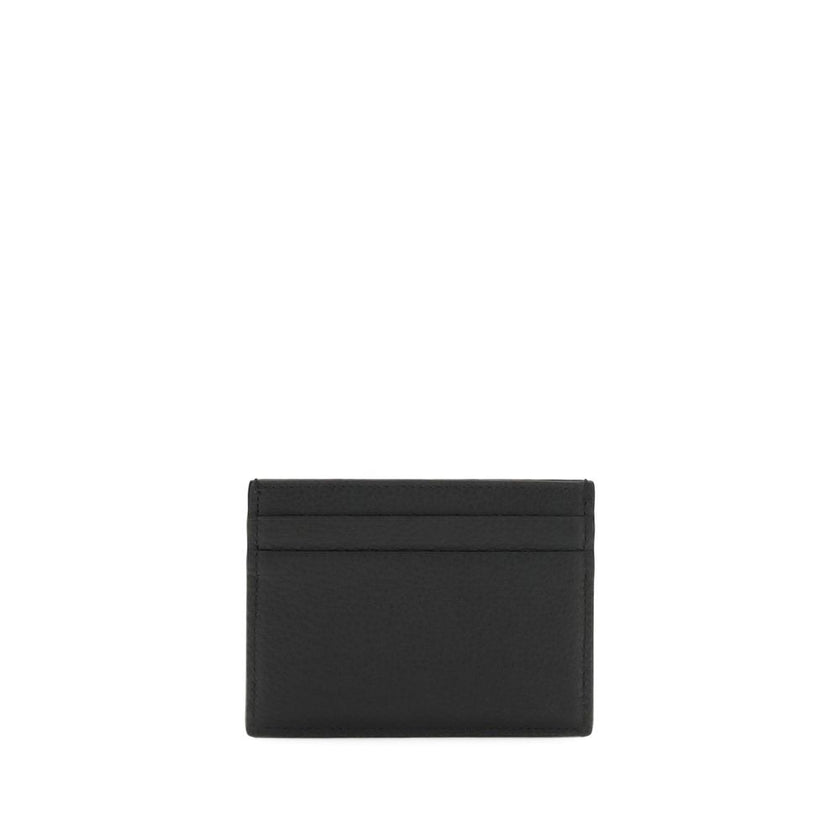 Black Calf Leather Bos Taurus WalletEKD Card Holder by Burberry is a compact and sought-after accessory made of grained calfskin leather with a handcrafted finish. Decorated with a vibrant colorful reinterpretation of the Equestrian Knight Design logo, it