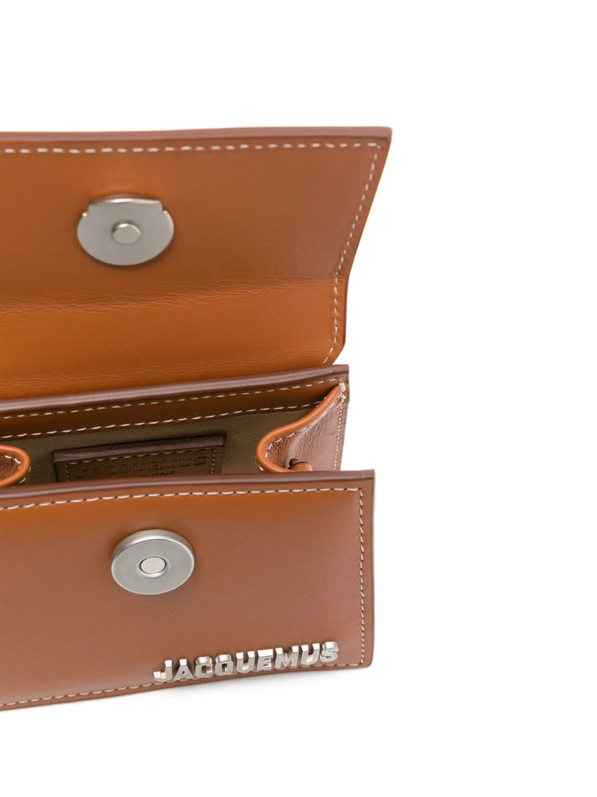 Light Brown Le Chiquito Homme Crossbody BagJACQUEMUS Gorgeous brand new, 100% Authentic Jacquemus Le Chiquito Homme Crossbody Bag Model: 3700943796714 Color: Light Brown with Silver Hardware – Reinforced handle – Magnetic flap closure – Removable long sho