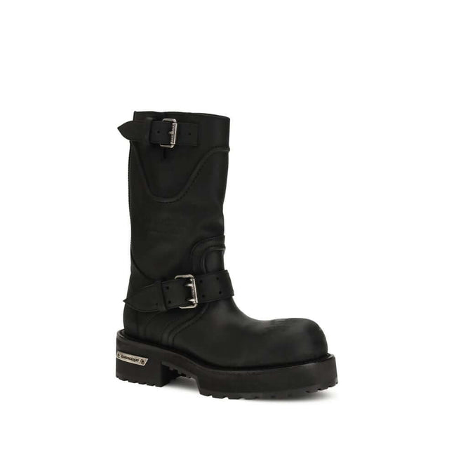 Black Calf Leather Bos Taurus Lace-Up BootsVenom Boots by Balenciaga are a bold and contemporary interpretation of urban style. Featuring an ultra-round toe and a 20 mm curvature, they stand out for their worn-in effect that gives a worn-in, gritty look.