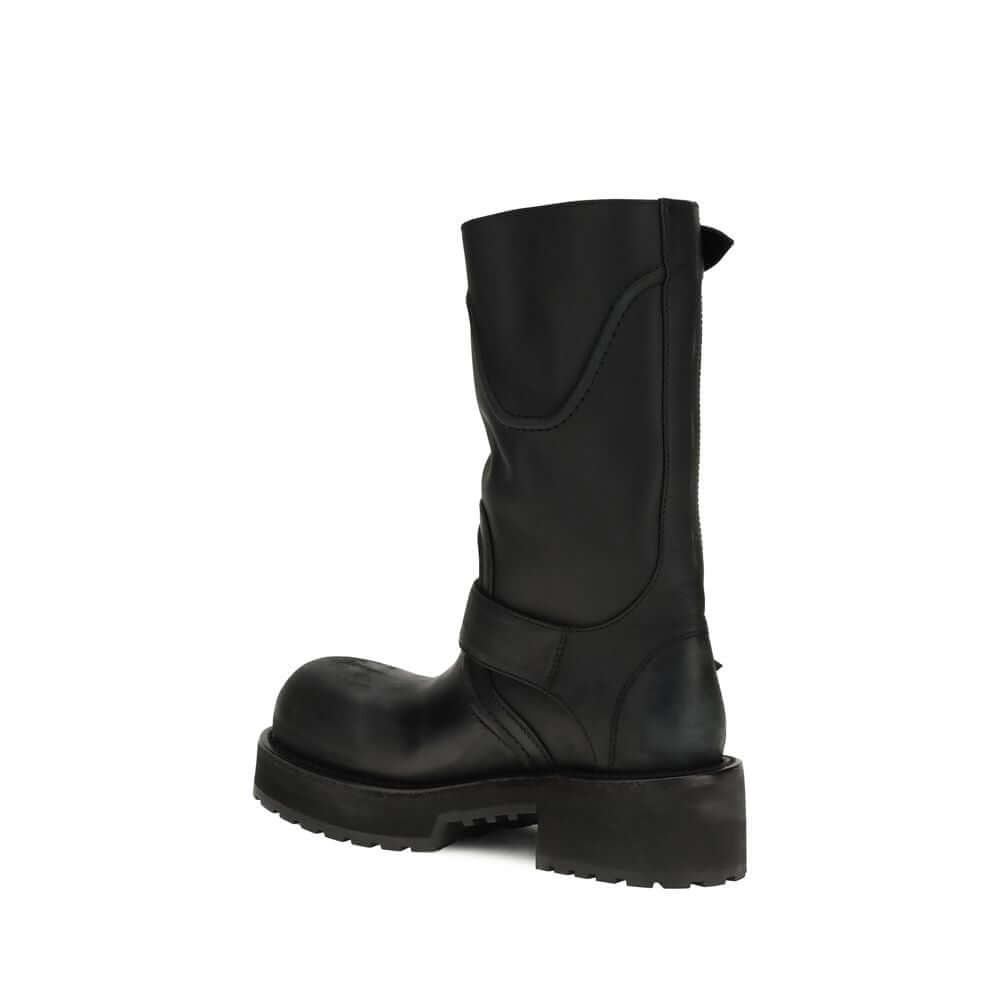 Black Calf Leather Bos Taurus Lace-Up BootsVenom Boots by Balenciaga are a bold and contemporary interpretation of urban style. Featuring an ultra-round toe and a 20 mm curvature, they stand out for their worn-in effect that gives a worn-in, gritty look.