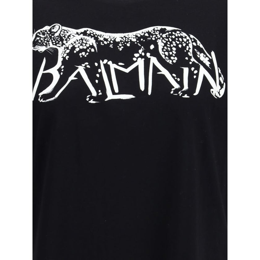 Black Cotton T-ShirtThe Balmain T-shirt is a bold piece that combines comfort with contemporary style. Crafted from soft cotton, it features an oversized fit, a round neckline, and short sleeves. The leopard print, enhanced by the brand’s iconic lettering