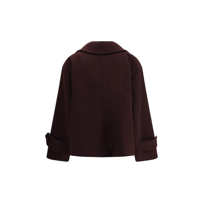 Bordeaux Fleece Wool CoatThe Oversized Double-Breasted Coat in wool stands out for its enveloping silhouette and the use of iconic soft wool that combines comfort and structure. The design is elevated by a chin-strap collar, engraved horn buttons placed a