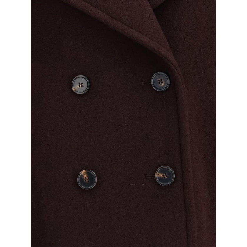 Bordeaux Fleece Wool CoatThe Oversized Double-Breasted Coat in wool stands out for its enveloping silhouette and the use of iconic soft wool that combines comfort and structure. The design is elevated by a chin-strap collar, engraved horn buttons placed a