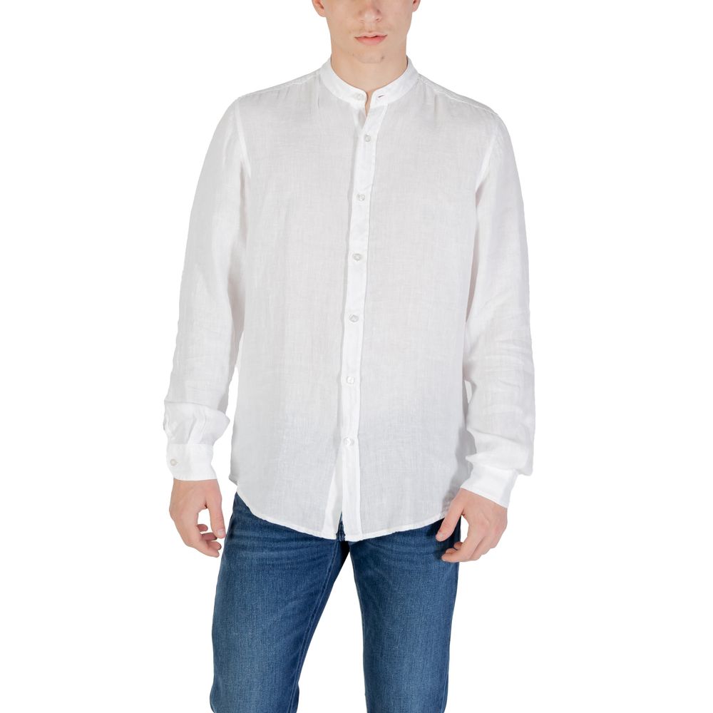 White Linen ShirtDiscover the Boss Race long-sleeve shirt, an essential piece for the modern man. Made from 100% linen, this shirt provides a fresh and lightweight feel, perfect for warm days. The elegant and minimalist design is highlighted by the front