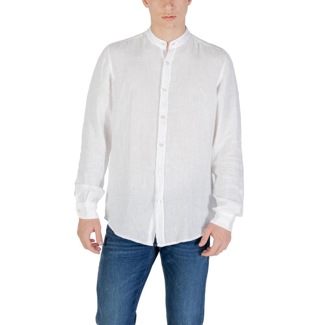 White Linen ShirtDiscover the Boss Race long-sleeve shirt, an essential piece for the modern man. Made from 100% linen, this shirt provides a fresh and lightweight feel, perfect for warm days. The elegant and minimalist design is highlighted by the front