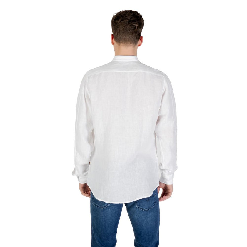 White Linen ShirtDiscover the Boss Race long-sleeve shirt, an essential piece for the modern man. Made from 100% linen, this shirt provides a fresh and lightweight feel, perfect for warm days. The elegant and minimalist design is highlighted by the front
