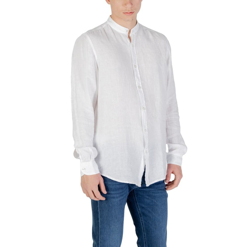 White Linen ShirtDiscover the Boss Race long-sleeve shirt, an essential piece for the modern man. Made from 100% linen, this shirt provides a fresh and lightweight feel, perfect for warm days. The elegant and minimalist design is highlighted by the front