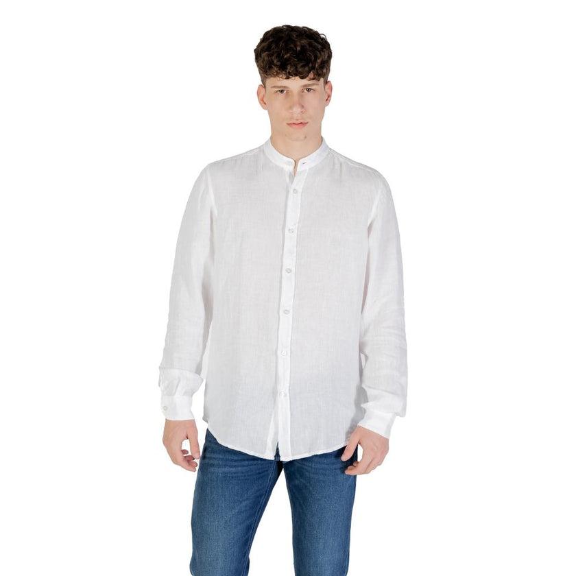 White Linen ShirtDiscover the Boss Race long-sleeve shirt, an essential piece for the modern man. Made from 100% linen, this shirt provides a fresh and lightweight feel, perfect for warm days. The elegant and minimalist design is highlighted by the front