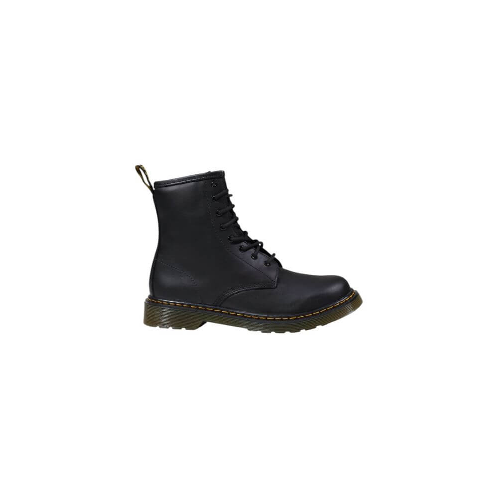 Black Leather BootDiscover the Dr. Martens SOFTY T 1460 Y boots for kids, made from 100% high-quality leather. These ankle boots combine style and comfort, perfect for the daily adventures of little ones. The rubber sole provides excellent durability and