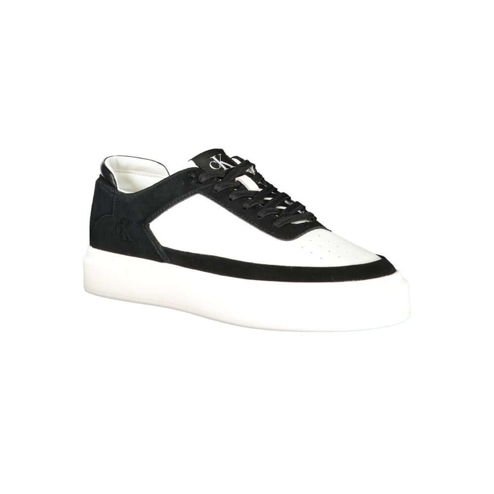 White Leather Men SneakerStep into exceptional style and comfort with these Calvin Klein sneakers. Boasting a sleek white palette with striking black contrasts, they offer a bold statement for the contemporary trendsetter. The removable footbed and vibran