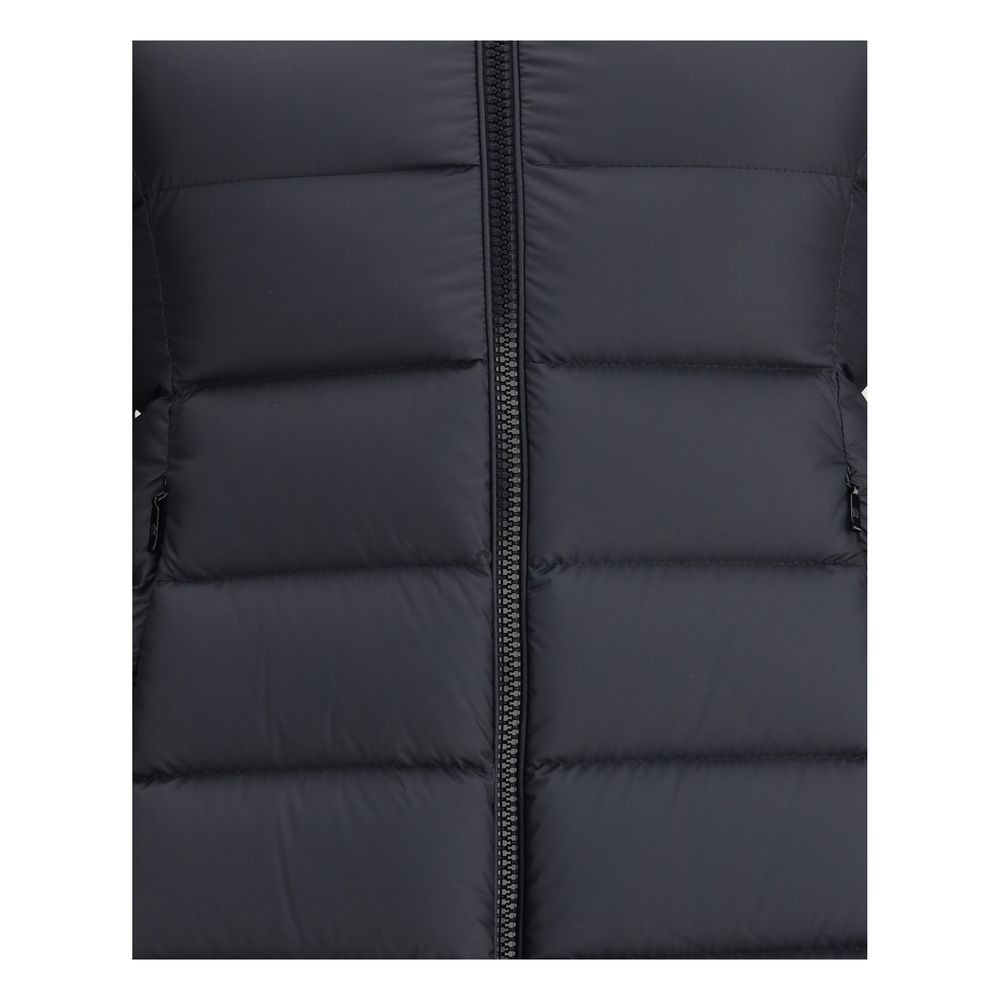 Igesse Down JacketThe Igesse Down Jacket by Moncler is a padded model with a modern and functional design. Made with microfiber lining, it offers comfort and warmth without weighing down the figure. The zippered closure and zippered side pockets provide p