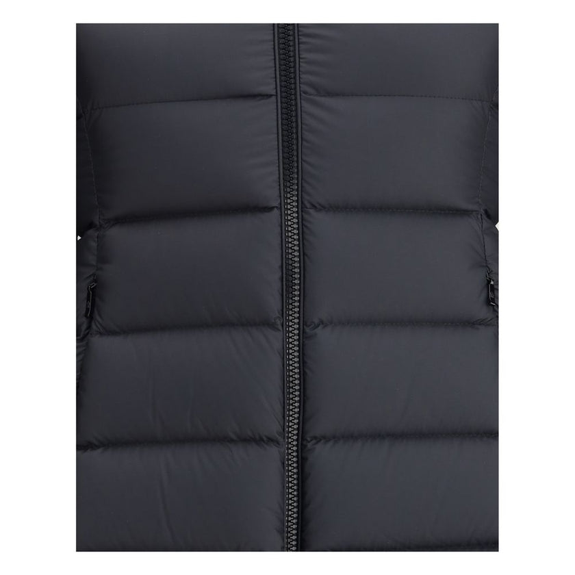 Igesse Down JacketThe Igesse Down Jacket by Moncler is a padded model with a modern and functional design. Made with microfiber lining, it offers comfort and warmth without weighing down the figure. The zippered closure and zippered side pockets provide p
