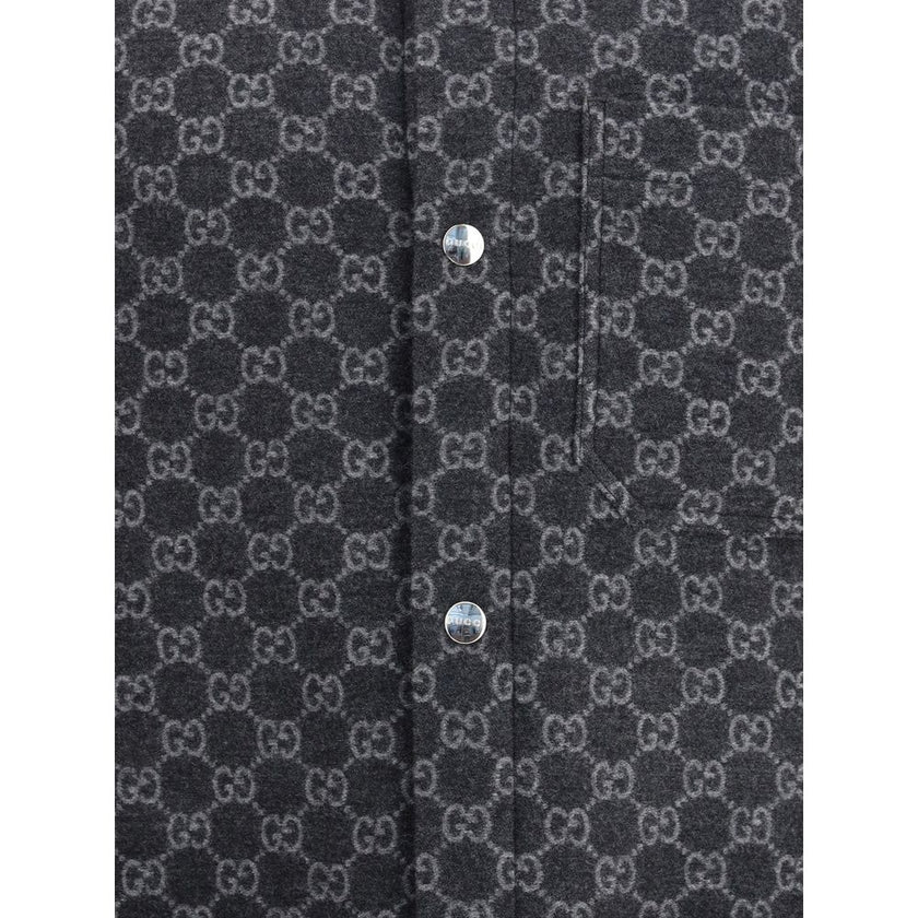 Gray Wool CoatThe Wool Jacket by Gucci embodies refined elegance with unique detailing. An all-over GG monogram defines the surface, while the contrasting classic collar breaks the pattern with sophisticated balance. The front fastening is highlighted by