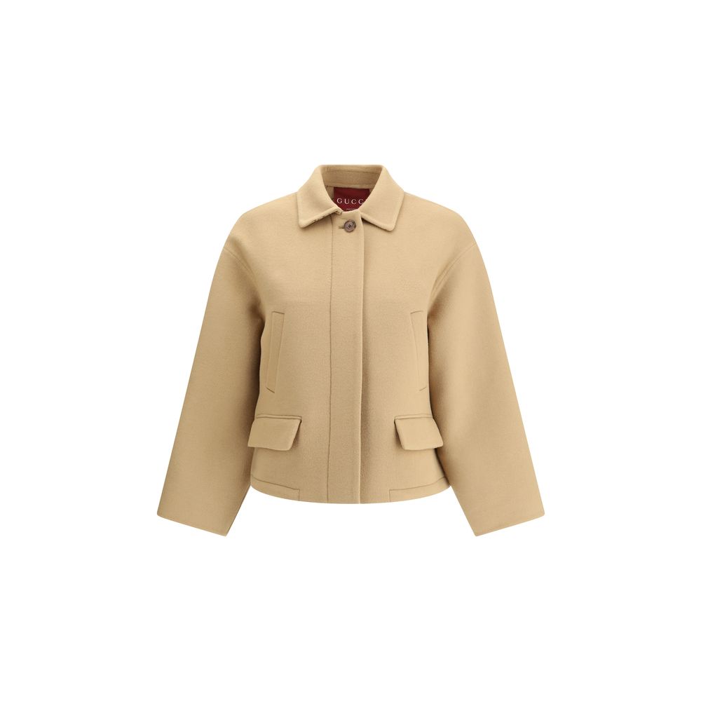 Beige Wool ClothingThe Wool Caban by Gucci reinterprets a timeless outerwear staple with modern and sophisticated details. Its zip closure enhances a hybrid design, where two stitched-in sleeves alternate with two traditionally constructed ones, creating