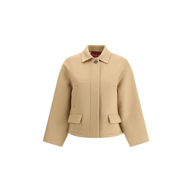 Beige Wool ClothingThe Wool Caban by Gucci reinterprets a timeless outerwear staple with modern and sophisticated details. Its zip closure enhances a hybrid design, where two stitched-in sleeves alternate with two traditionally constructed ones, creating