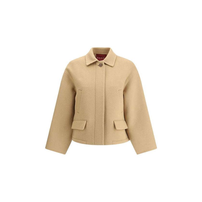 Beige Wool ClothingThe Wool Caban by Gucci reinterprets a timeless outerwear staple with modern and sophisticated details. Its zip closure enhances a hybrid design, where two stitched-in sleeves alternate with two traditionally constructed ones, creating