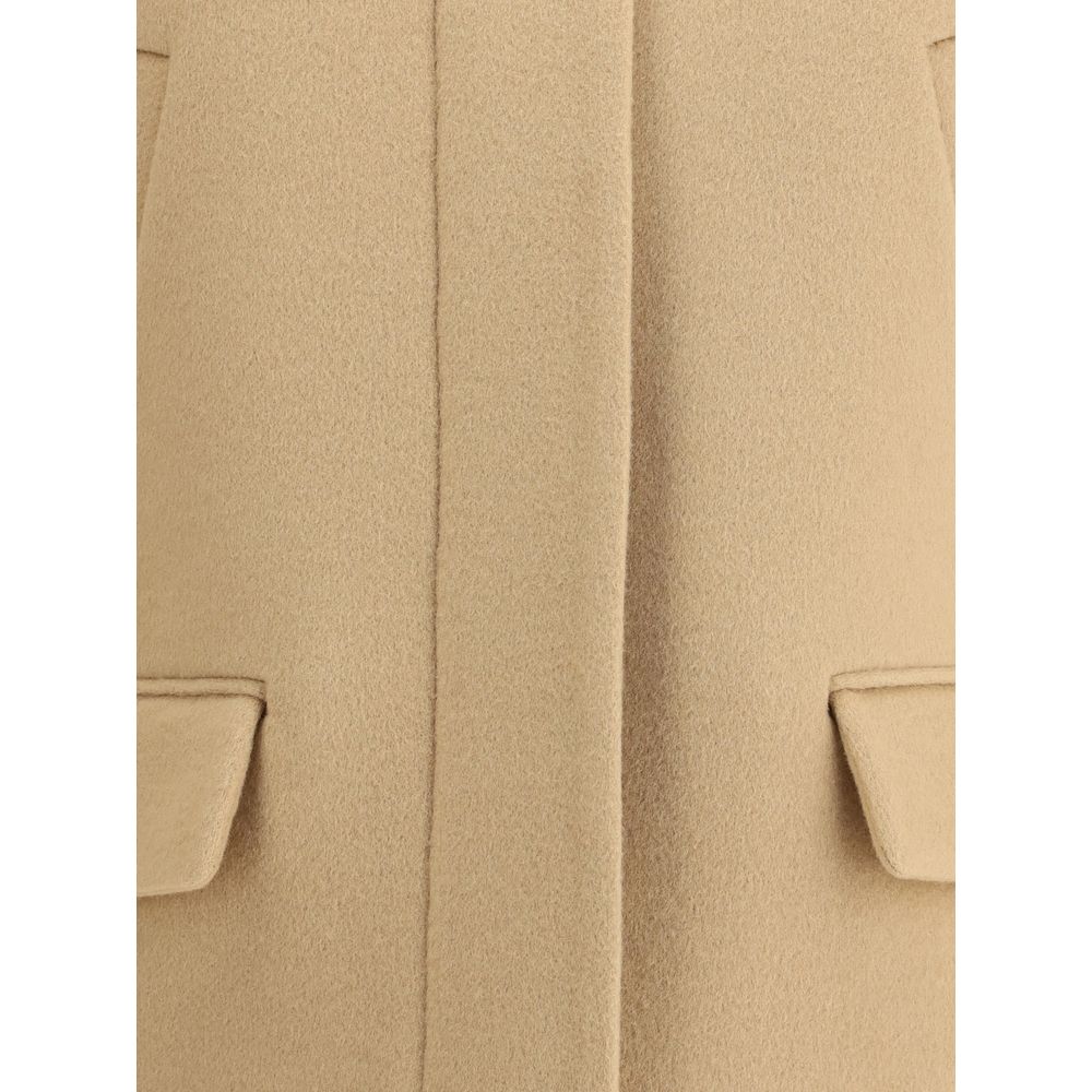 Beige Wool ClothingThe Wool Caban by Gucci reinterprets a timeless outerwear staple with modern and sophisticated details. Its zip closure enhances a hybrid design, where two stitched-in sleeves alternate with two traditionally constructed ones, creating