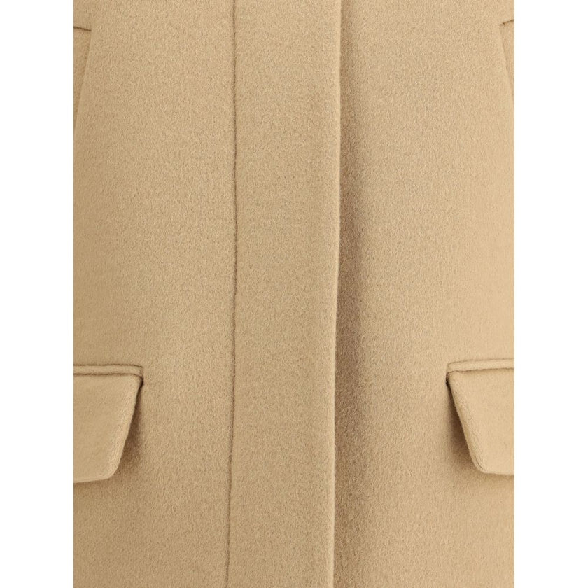Beige Wool ClothingThe Wool Caban by Gucci reinterprets a timeless outerwear staple with modern and sophisticated details. Its zip closure enhances a hybrid design, where two stitched-in sleeves alternate with two traditionally constructed ones, creating