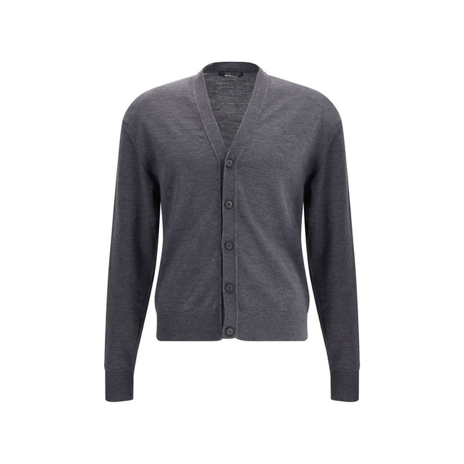 Gray Merino Wool CardiganThe merino Wool Cardigan by Jacquemus blends elegance with comfort, embodying a timeless appeal. Its V-neckline and front button closure echo classic tailoring, while ribbed hem and cuffs provide structure and refinement. At the b