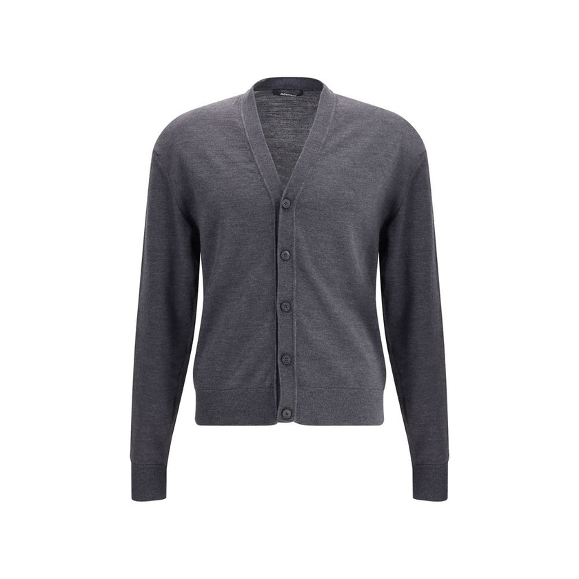 Gray Merino Wool CardiganThe merino Wool Cardigan by Jacquemus blends elegance with comfort, embodying a timeless appeal. Its V-neckline and front button closure echo classic tailoring, while ribbed hem and cuffs provide structure and refinement. At the b