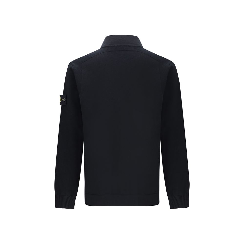 Virgin wool CardiganStone Island’s virgin wool Cardigan has a technical and refined character, perfect for tackling the season with style and functionality. Featuring a high collar and a double-slider zipper closure, it offers thermal comfort and practica