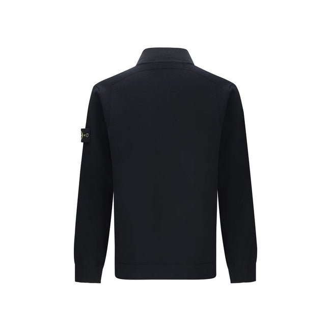 Virgin wool CardiganStone Island’s virgin wool Cardigan has a technical and refined character, perfect for tackling the season with style and functionality. Featuring a high collar and a double-slider zipper closure, it offers thermal comfort and practica