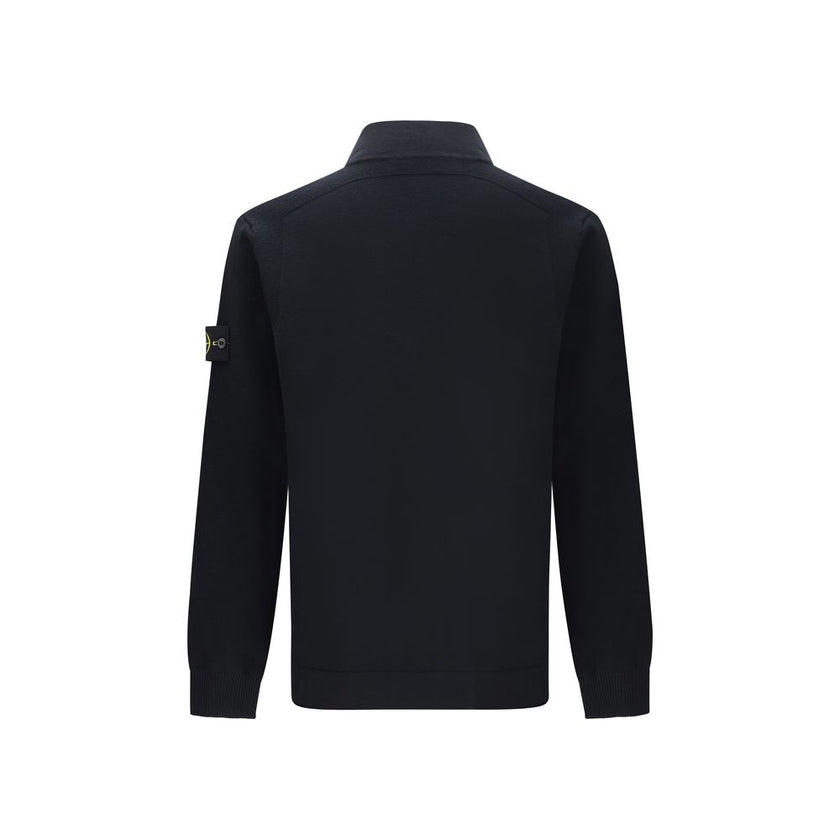 Virgin wool CardiganStone Island’s virgin wool Cardigan has a technical and refined character, perfect for tackling the season with style and functionality. Featuring a high collar and a double-slider zipper closure, it offers thermal comfort and practica