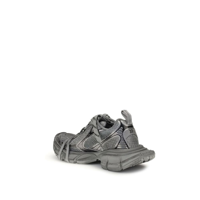 Gray Polyurethane Chunky Sneakers3XL Sneakers by Balenciaga combine futuristic aesthetics and streetwear spirit in a bold and recognizable design. Featuring a front closure with multiple laces and a double tongue, they feature an oversized construction wi