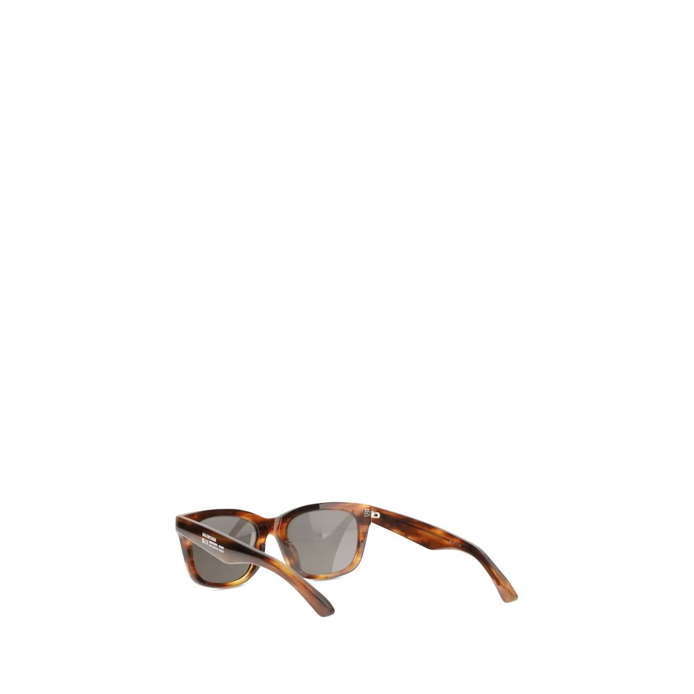 Brown Acetate SunglassesSunglasses by Balenciaga are made of acetate and feature a square, modern and distinctive shape. On the side is the brand’s signature, a detail that emphasizes its exclusivity. The lenses are made of Bio-Nylon, an innovative materi