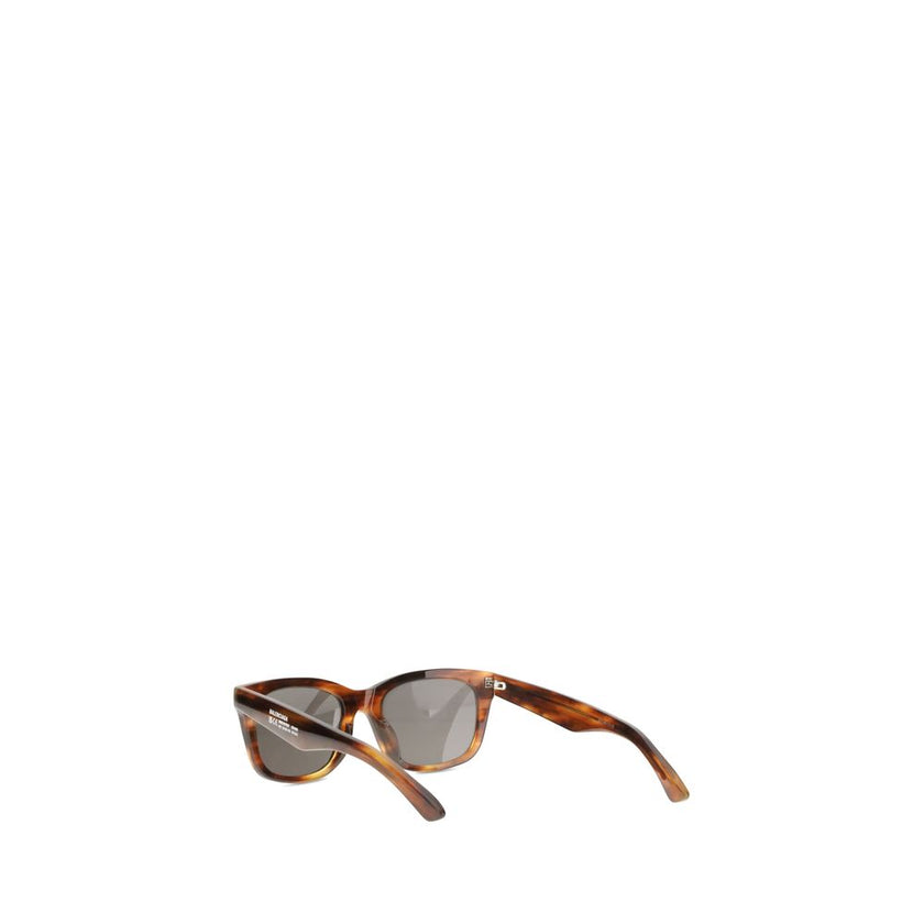 Brown Acetate SunglassesSunglasses by Balenciaga are made of acetate and feature a square, modern and distinctive shape. On the side is the brand’s signature, a detail that emphasizes its exclusivity. The lenses are made of Bio-Nylon, an innovative materi