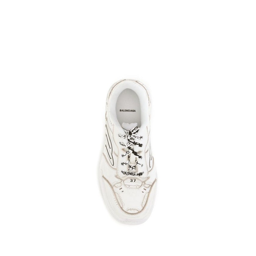 Hamptons Worn-out SneakersHamptons Worn-out Sneakers by Balenciaga reinterpret streetwear style with a medium-worn effect that lends character and originality. Twisted laces, exposed topstitching and raw-cut edges enhance the intentionally lived-in aesthe