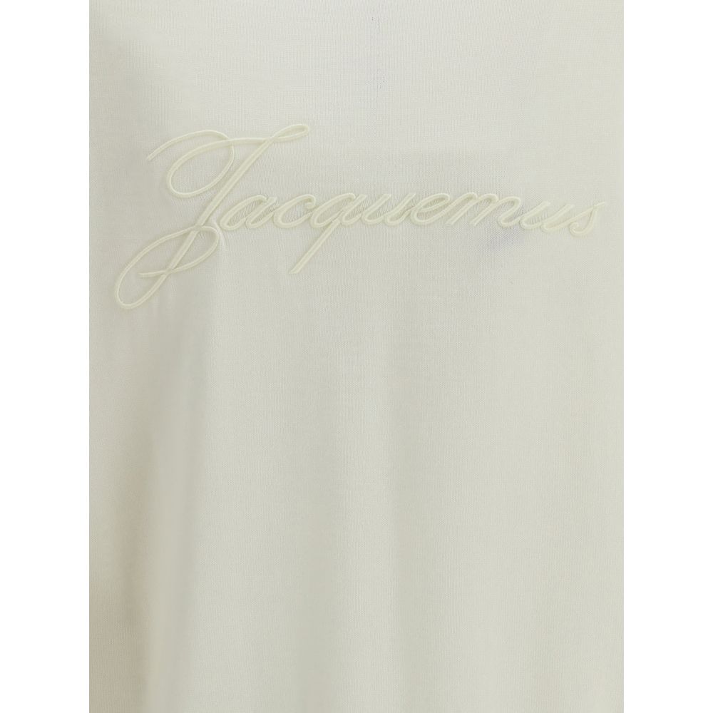 White Merino Wool CardiganMerino wool Cardigan by Jacquemus combines elegance and comfort with a V-neckline and front button closure. Finished with a ribbed hem and cuffs, it is embellished with an embroidered logo on the back for a distinctive, modern to