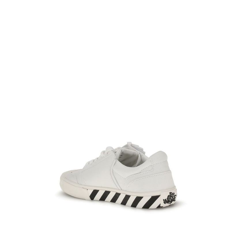 White Calf Leather Bos Taurus Low Top SneakersLow Vulc Undercut Sneakers by Off-White feature contrasting color details and the iconic Arrow motif on the side. Featuring a flat sole and lace-up closure, they combine urban style and comfort in a contempora