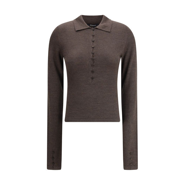 Brown Merino Wool Polo ShirtThe Merino Wool Polo Shirt by Jacquemus blends contemporary minimalism with the softness of a fine knit. The regular fit enhances the fluid drape of the fabric, while the polo collar embroidered with the letter “J” subtly evoke