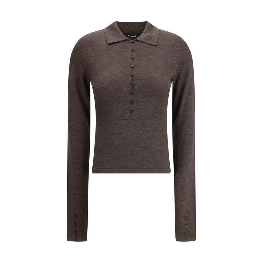 Brown Merino Wool Polo ShirtThe Merino Wool Polo Shirt by Jacquemus blends contemporary minimalism with the softness of a fine knit. The regular fit enhances the fluid drape of the fabric, while the polo collar embroidered with the letter “J” subtly evoke