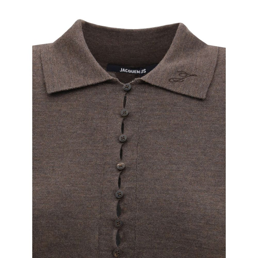 Brown Merino Wool Polo ShirtThe Merino Wool Polo Shirt by Jacquemus blends contemporary minimalism with the softness of a fine knit. The regular fit enhances the fluid drape of the fabric, while the polo collar embroidered with the letter “J” subtly evoke