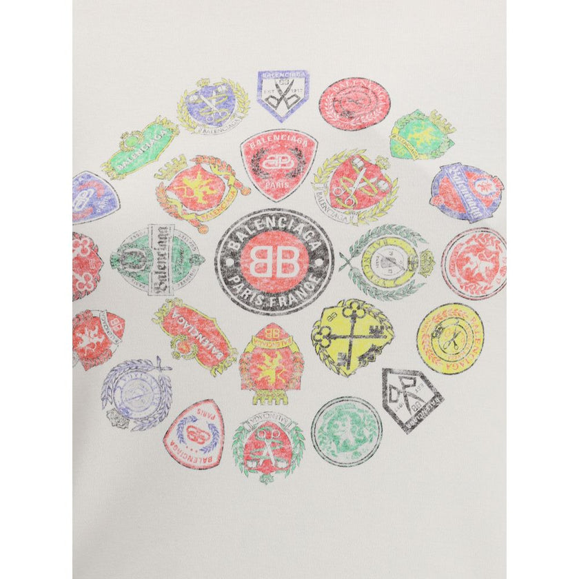 White Cotton T-ShirtThe Graphic Logo Crew Neck T-Shirt by Balenciaga embodies the minimalist and contemporary essence of the Maison. Crafted from soft cotton, it features short sleeves and a crew neckline that define its clean, versatile silhouette. The g